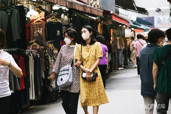 高清摄影 几位妇女在街上行走。