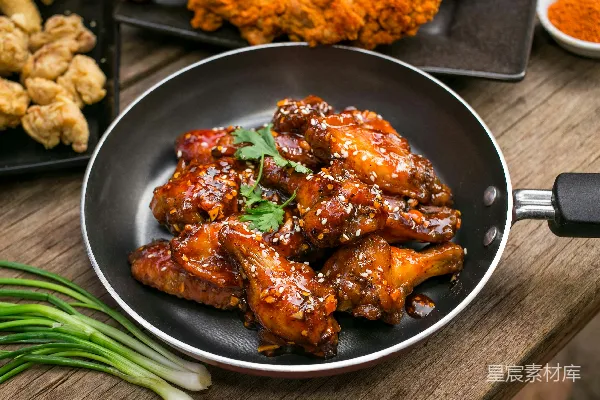 桌子上放着的一盘食物