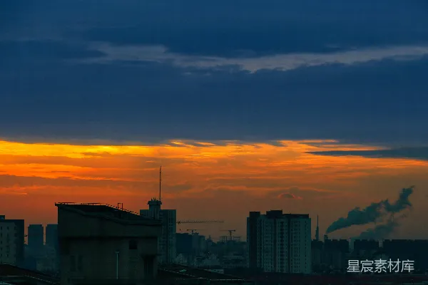 夕阳西下，一座高楼林立的城市。