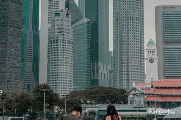 高清摄影 一对男女牵着小孩子的手边走边走。