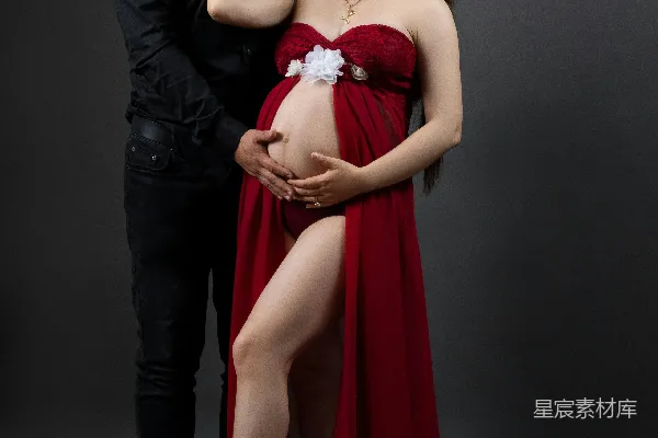 高清摄影 一对相爱的夫妇在孕拍中摆姿势。