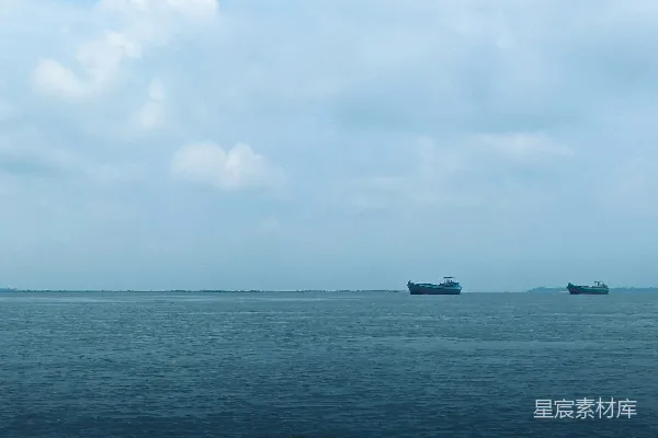 高清摄影 一群船漂浮在一大片水面上。