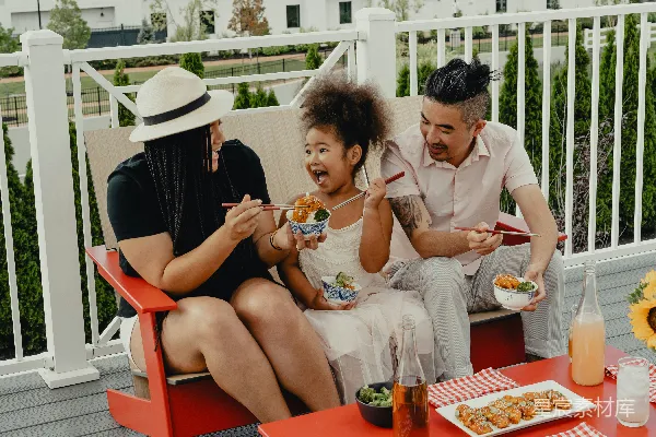 高清摄影 穿着白色衬衫的女人坐在红色椅子上。