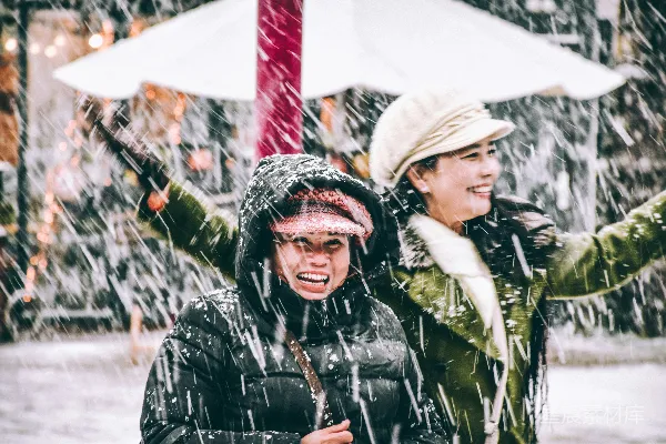 高清摄影 两个女人站在暴风雪中