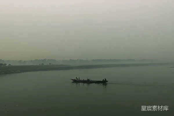 高清摄影 一艘小船在一片大水域上