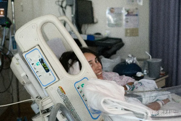 高清摄影 年轻女子在医院病床上微笑