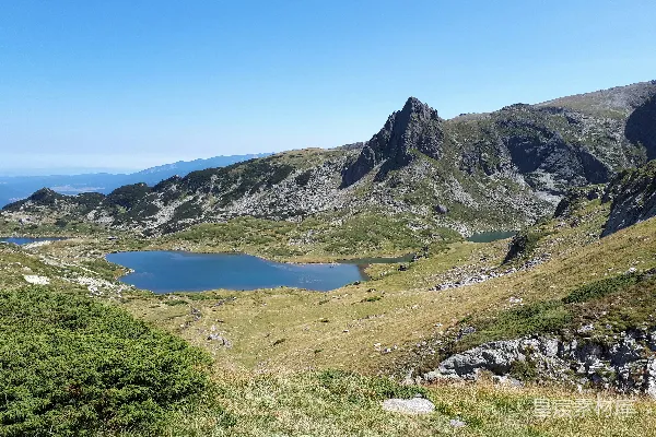 高清摄影 一座山脉中间有一片湖。