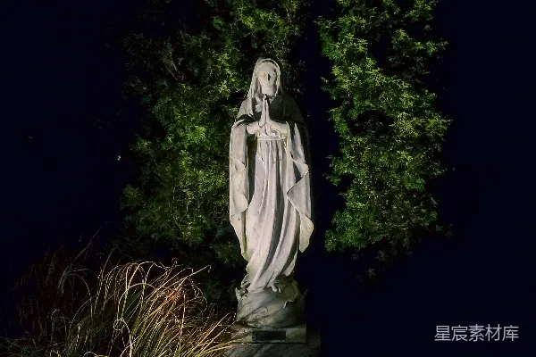 高清摄影 一座站在树旁的女性雕像