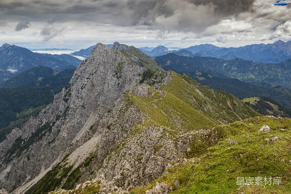 高清摄影 一座山峦在云雾中