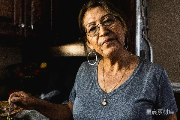 高清摄影 女式灰色圆领T恤