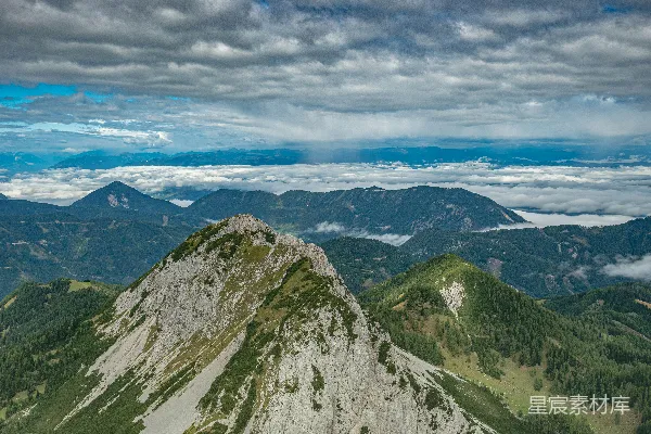 高清摄影 一座山峰上笼罩着云雾。