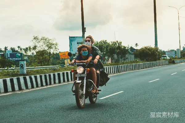 高清摄影 身穿黑色夹克的男子在白天的道路上骑摩托车。