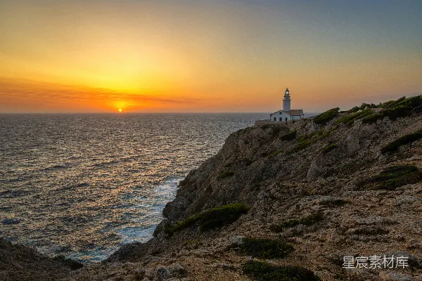 海边悬崖上的房子观赏日落时的海景