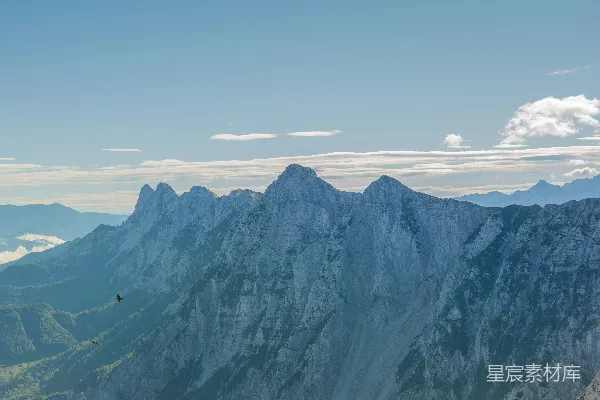 高清摄影 一座山峰与蓝天
