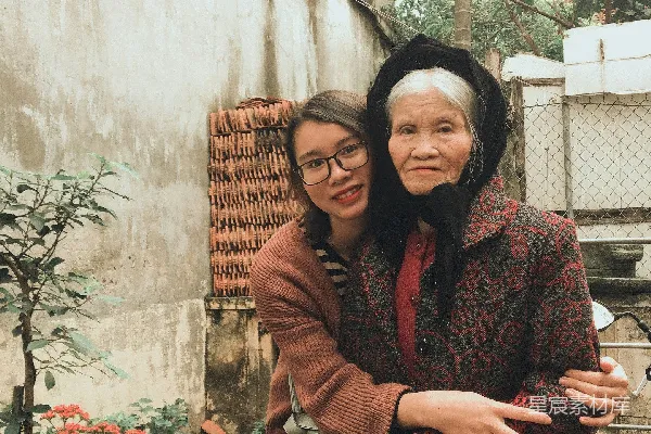 高清摄影 穿红色和棕色长袖连衣裙的女人坐在棕色藤椅上。