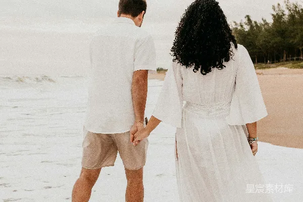 高清摄影 一个男人和一个女人在白天的海滩上散步。