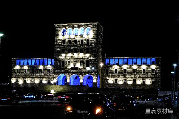 高清摄影 一座夜间被蓝色灯光照亮的建筑