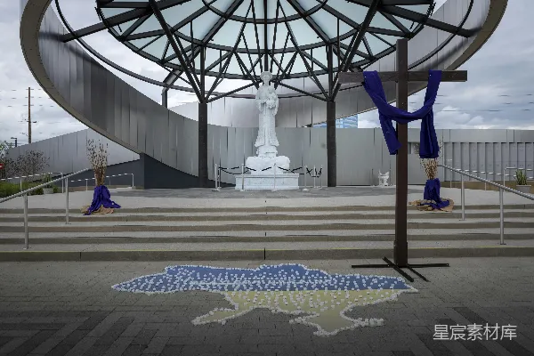高清摄影 两个人在一座建筑前做瑜伽。