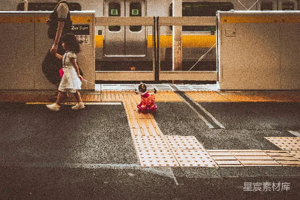 高清摄影 一个大人和一个小孩在火车站的站台上行走