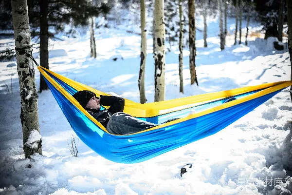 高清摄影 一个躺在雪地里的吊床上的人