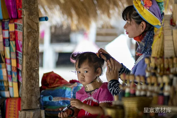 高清摄影 孩子和女人在小屋下