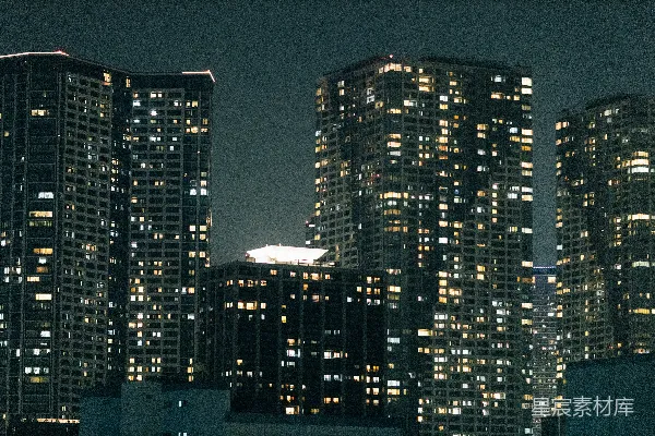 夜幕下城市的摩天大楼灯火通明。