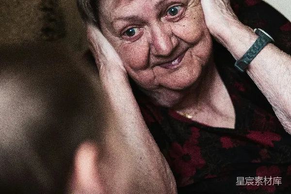 高清摄影 女人捂住耳朵的照片