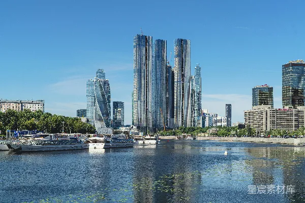 背景中有座城市的水域