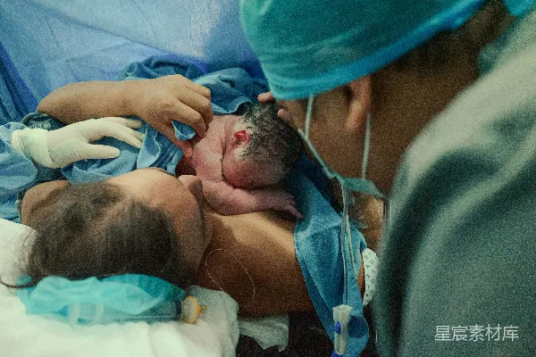 高清摄影 母亲抱着刚出生的新生儿