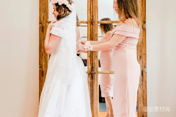 高清摄影 一位穿着婚纱的女士站在镜子前