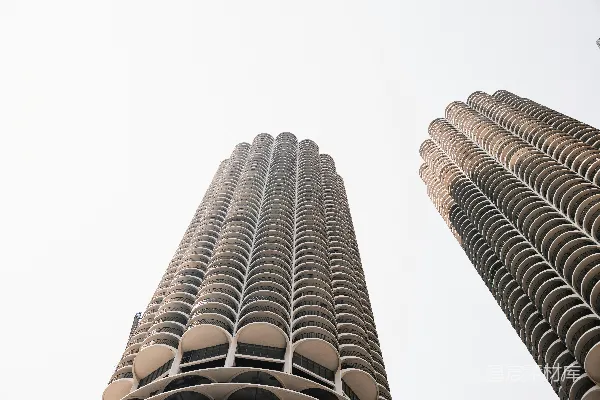 高清摄影 两座圆柱形建筑指向天空。