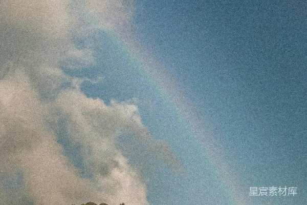 高清摄影 白天拍摄的被绿色草地覆盖的山的照片