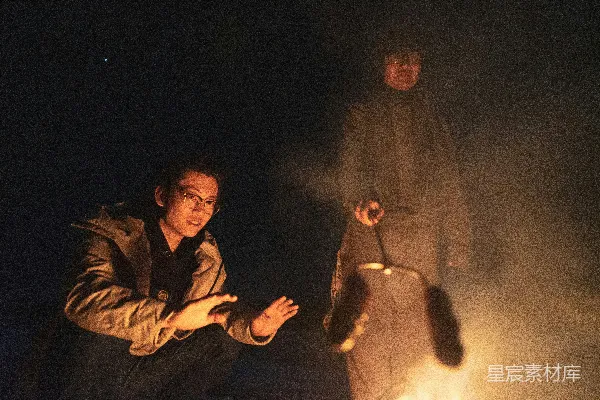 黑色夹克的男人坐在穿着黑色夹克的女人旁边