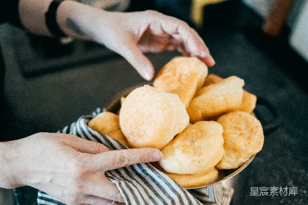 高清摄影 一个伸手去拿碗里食物的人