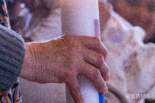 高清摄影 一位女士手里拿着一盏点燃的蜡烛