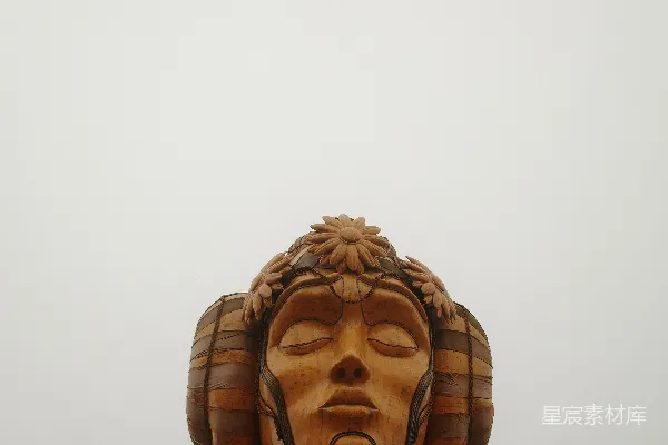 高清摄影 木雕宁静脸庞，双手展开。