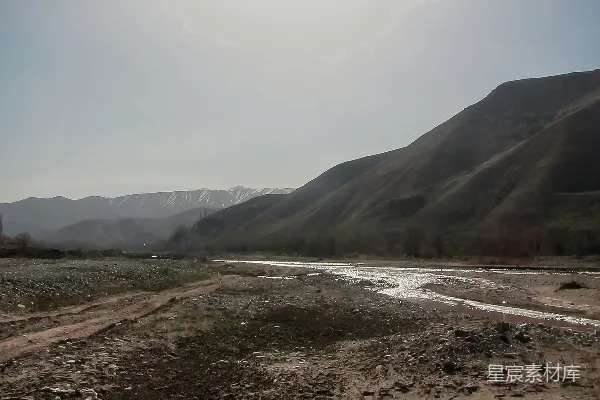 高清摄影 一条河流穿过山谷，两旁是山脉。