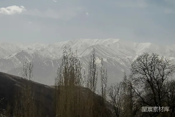 高清摄影 远处看去的雪山连绵景色