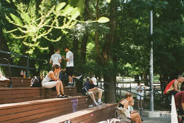 高清摄影 一群人坐在长椅上