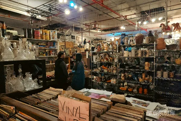 高清摄影 一家摆满各种不同种类商品的商店