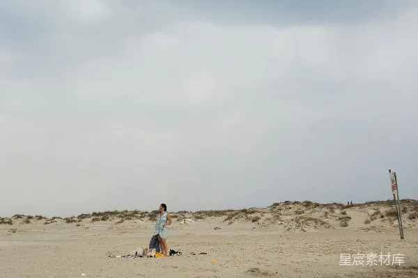 人在白天站在田地里