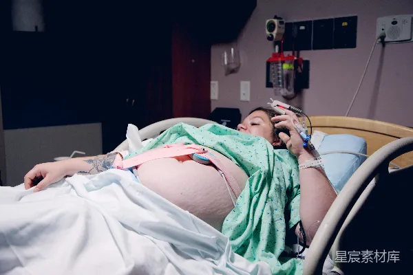 高清摄影 躺在医院病床上的女人
