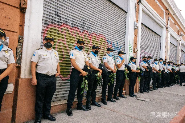 高清摄影 穿白色POLO衫的男人站在穿绿色和黑色迷彩裤的男人旁边，白天。