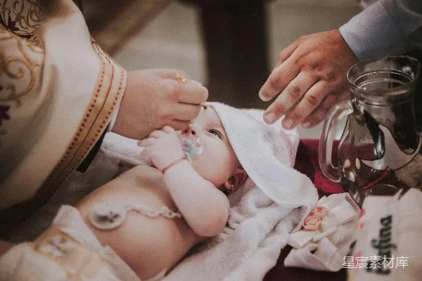 高清摄影 抱着婴儿的人在床上