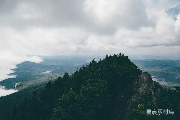 高清摄影 白天山间绿树在白云下