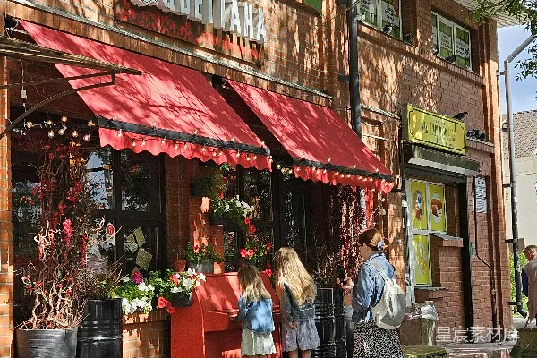 高清摄影 一群人在商店外面站着。