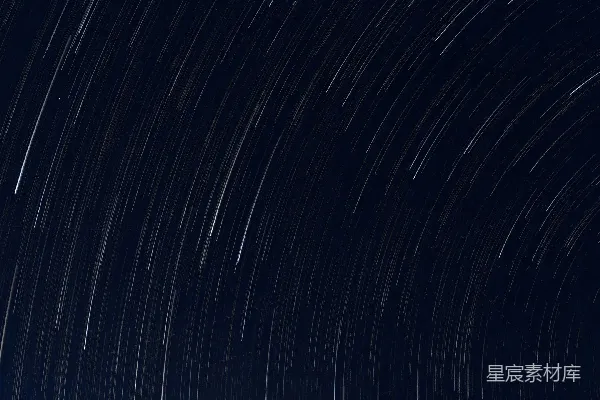 树下的一顶帐篷，天上有星星。