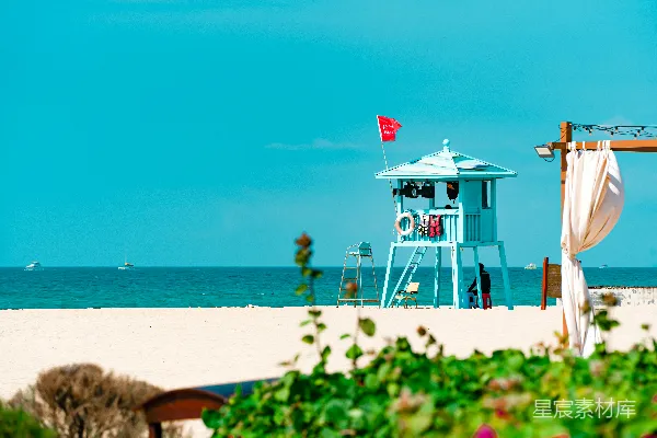 海滩旁海边的一座救生塔