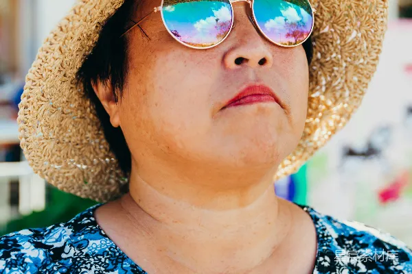 高清摄影 戴着草帽和太阳镜的女人