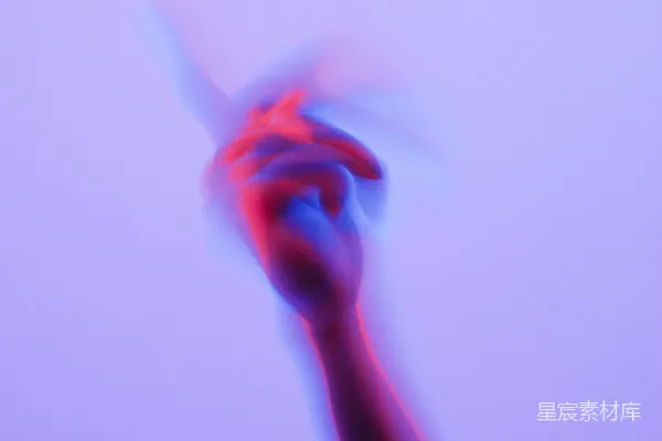 一个模糊的手拿着牙刷的图像